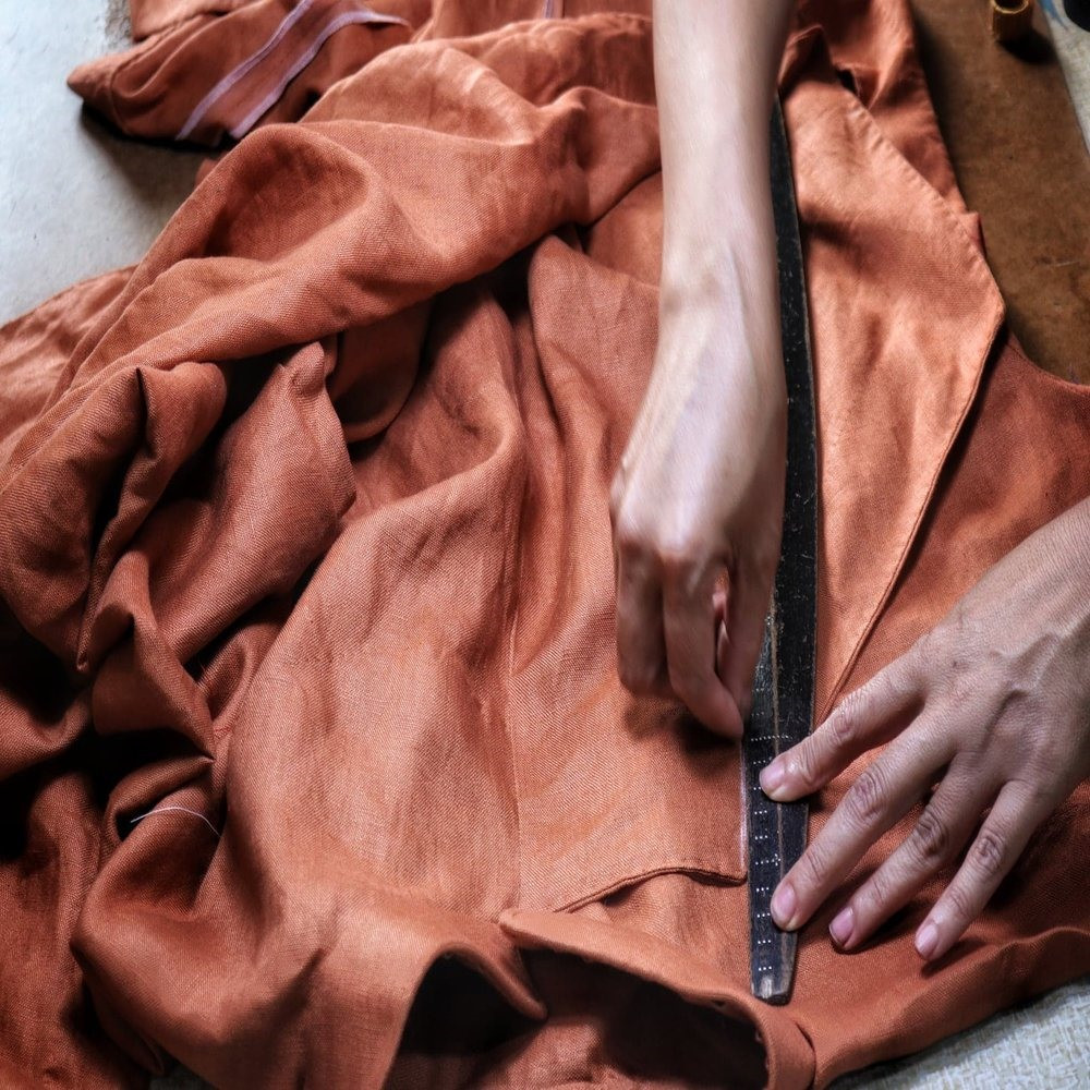 Chỉ cần những dụng cụ như thước, kéo, cây kim và sợi chỉ là người Trạch Xá có thể làm nghề may ở bất cứ nơi đâu.