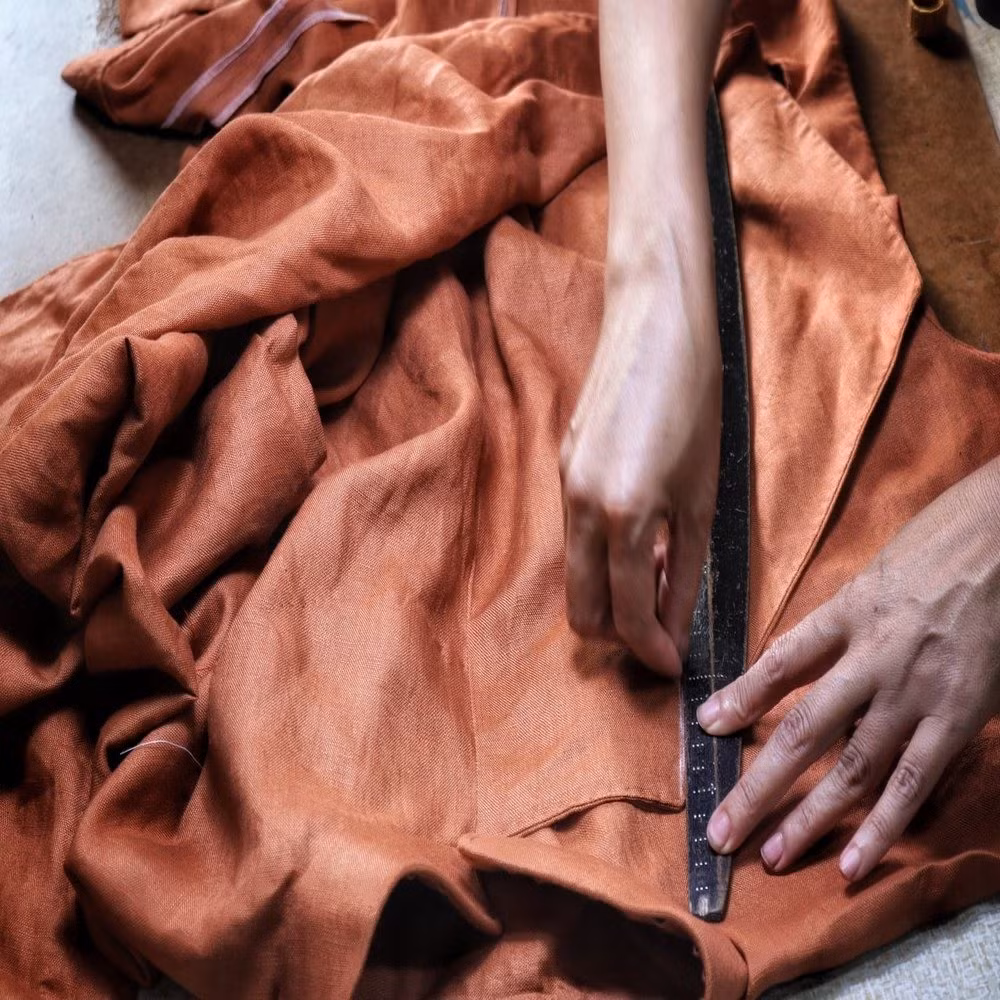 Chỉ cần những dụng cụ như thước, kéo, cây kim và sợi chỉ là người Trạch Xá có thể làm nghề may ở bất cứ nơi đâu.