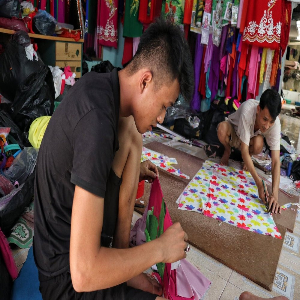 Ở Trạch Xá, từ trẻ con đến người già ai cũng yêu và gắn bó với nghề. Những đứa trẻ sáng dạ, khéo léo thì 15 tuổi đã có thể may được chiếc áo dài đẹp.