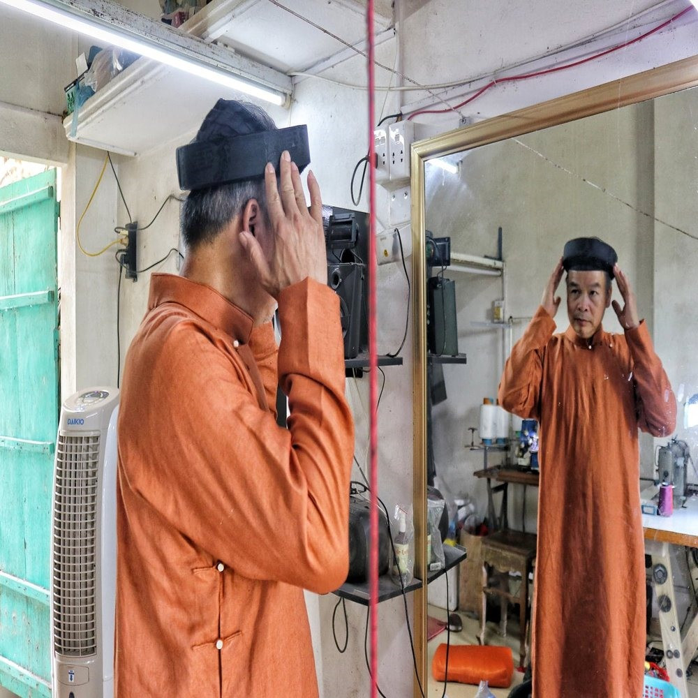 Những vạt áo, tà áo dài được may tỉ mỉ từng nốt chỉ, đều tăm tắp như in là niềm tự hào của người dân làng Trạch Xá. Những người nghệ nhân già trong làng, vẫn ngày ngày truyền trao bí quyết cho con, cho cháu. Bởi họ tin rằng, còn gìn giữ được những nét đẹp làng nghề mình là hồn cốt tà áo dài Việt Nam sẽ chẳng bao giờ mất đi. 