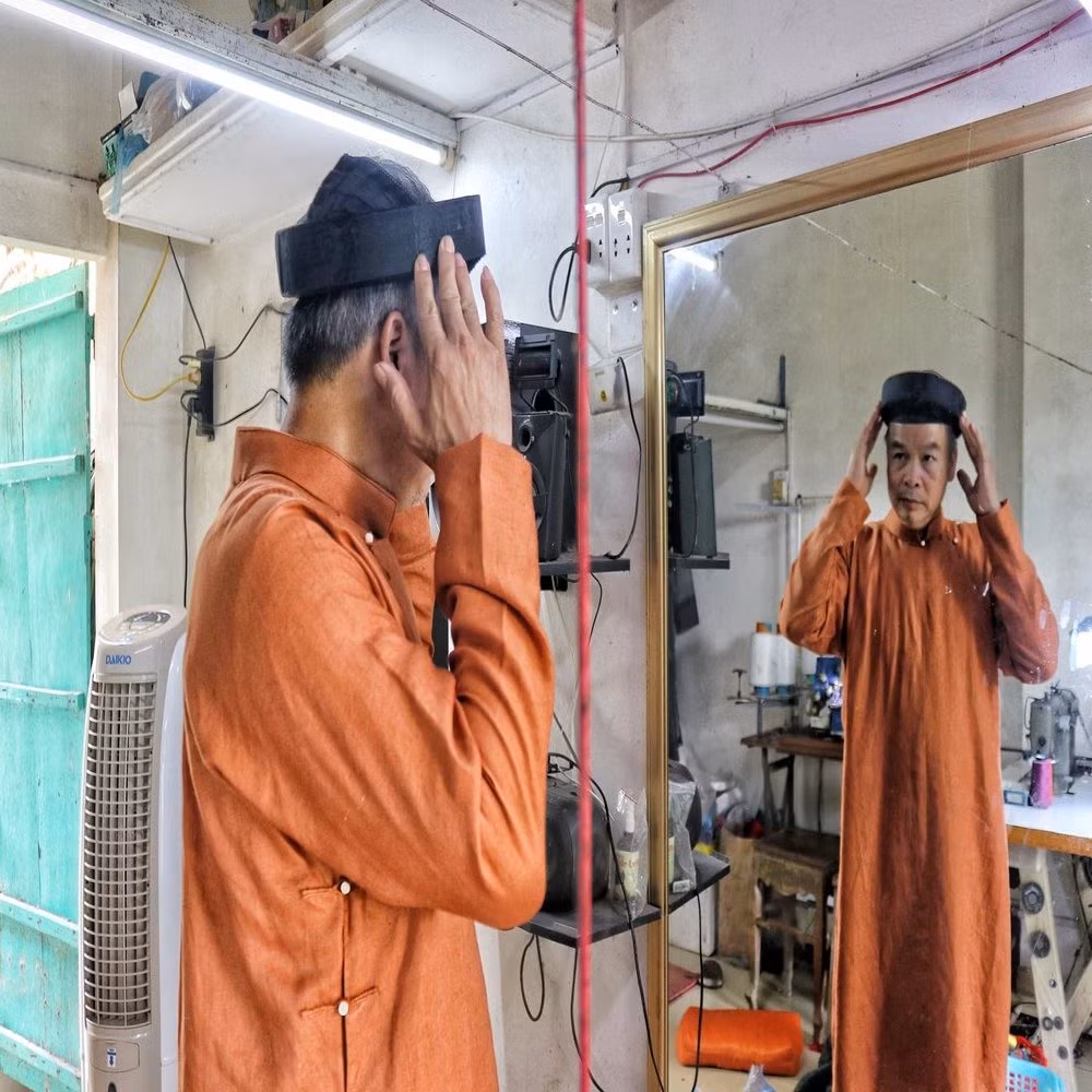 Những vạt áo, tà áo dài được may tỉ mỉ từng nốt chỉ, đều tăm tắp như in là niềm tự hào của người dân làng Trạch Xá. Những người nghệ nhân già trong làng, vẫn ngày ngày truyền trao bí quyết cho con, cho cháu. Bởi họ tin rằng, còn gìn giữ được những nét đẹp làng nghề mình là hồn cốt tà áo dài Việt Nam sẽ chẳng bao giờ mất đi. 