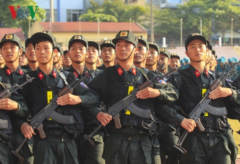 Mỗi ngày trôi qua, những giọt mồ hôi vẫn không ngừng rơi trên bãi tập, với mong muốn có được những kết quả tốt nhất cho ngày đại lễ, bằng một tinh thần quyết thắng của Điện Biên Phủ anh hùng.