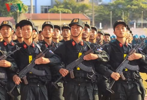 Mỗi ngày trôi qua, những giọt mồ hôi vẫn không ngừng rơi trên bãi tập, với mong muốn có được những kết quả tốt nhất cho ngày đại lễ, bằng một tinh thần quyết thắng của Điện Biên Phủ anh hùng.