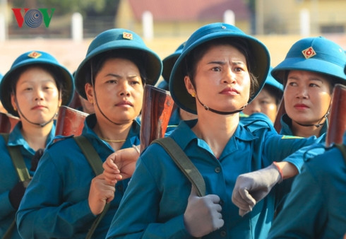 ...Chị em đã quen dần với nền nếp, chế độ, lễ tiết, tác phong quân nhân. Những động tác điều lệnh không phải là điều khó khăn nhất với họ, mà chính là cái nắng nóng khắc nghiệt của thời tiết.