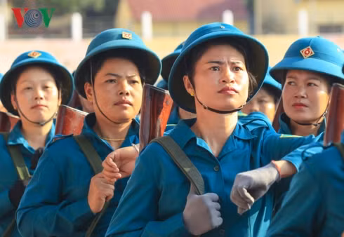 ...Chị em đã quen dần với nền nếp, chế độ, lễ tiết, tác phong quân nhân. Những động tác điều lệnh không phải là điều khó khăn nhất với họ, mà chính là cái nắng nóng khắc nghiệt của thời tiết.