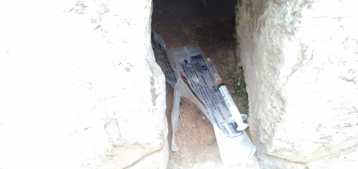 Tuy nhiên, ghi nhận của PV ngày 24/4, tại phố Gầm Cầu có nhiều bơm kim tiêm vứt bừa bãi.