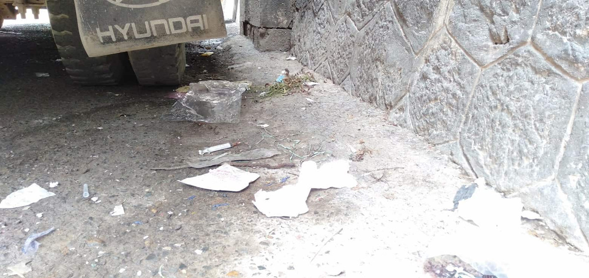 Người dân nơi đây cho biết, do đây là điểm tập kết sang hàng của nhiều xe tải nhỏ nên các xe thường xuyên đỗ ở đây, những góc khuất sau xe trở thành điểm chích ma túy của người nghiện.