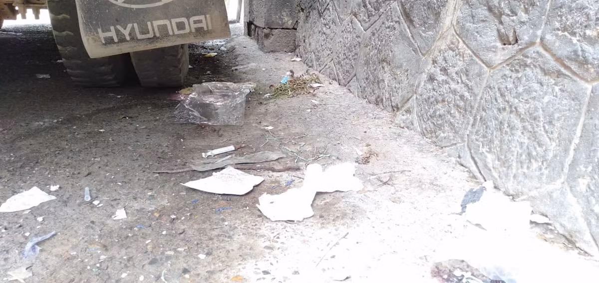 Người dân nơi đây cho biết, do đây là điểm tập kết sang hàng của nhiều xe tải nhỏ nên các xe thường xuyên đỗ ở đây, những góc khuất sau xe trở thành điểm chích ma túy của người nghiện.