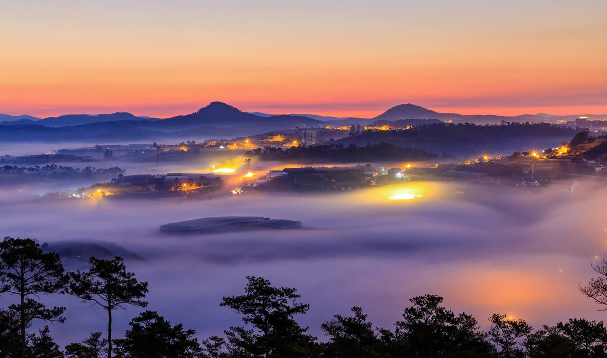 Bức tranh thiên nhiên với ánh đèn điện lấp lánh, ẩn hiện dưới màn mây bồng bềnh tuyệt đẹp khiến ai cũng ngơ ngẩn, đắm chìm, ngỡ đâu đi lạc vào chốn bồng lai tiên cảnh chốn trần gian.