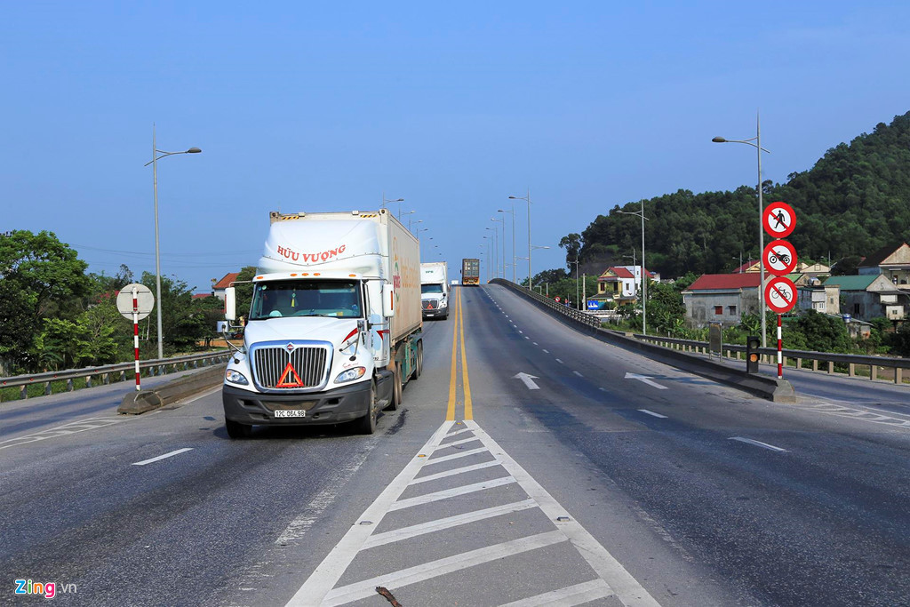 Tuy được thiết kế xây dựng dọc theo chân núi, nơi nền đường có kết cấu hết sức chắc chắn, nhưng nhiều đoạn sau thời gian sử dụng chưa lâu đã bong tróc, hằn lún.