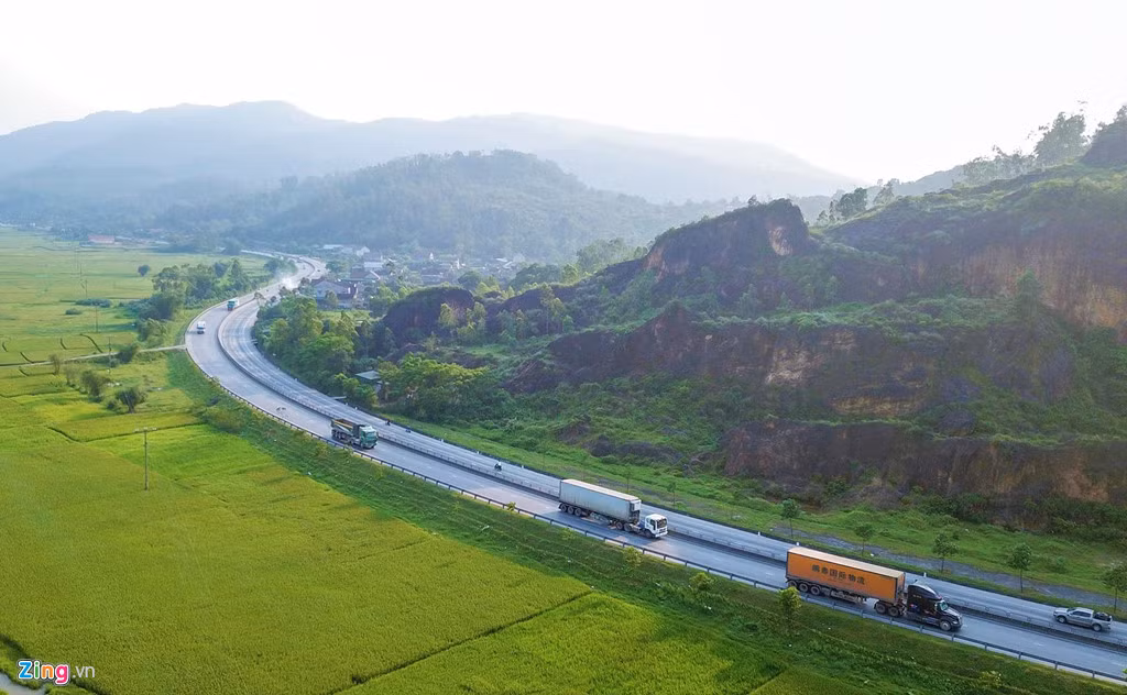 Dự án được triển khai theo hình thức BOT, do Tổng công ty xây dựng công trình giao thông 4 (Cienco4) làm chủ đầu tư với tổng chi phí hơn 2.400 tỷ đồng. Đường có chiều dài hơn 17 km, bề rộng đường 20,5 m. Công trình được thiết kế đảm bảo 4 làn xe cơ giới và 2 làn xe thô sơ, theo tiêu chuẩn đường cấp III đồng bằng. Tốc độ thiết kế 80 km/h.