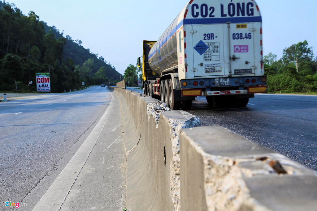 Nhiều vụ tai nạn giao thông nghiêm trọng từng xảy ra trên tuyến đường, đặc biệt vào trời mưa. Trong ảnh là những tấm lan can, con lươn đường hư hỏng sau các vụ tai nạn.