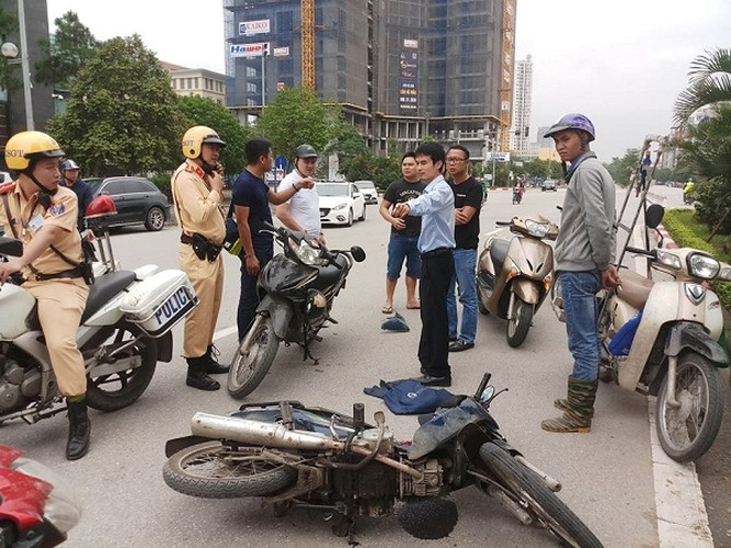 Nhờ sự dũng cảm của anh Lương, một trong hai tên cướp xe đã bị bắt và giải về trụ sở công an phường Yên Hòa. Anh Chu Văn Lương cho biết: "Một số người dân đuổi theo, vượt lên xe hai tên cướp nên buộc chúng phải quay đầu. Lúc này tôi liền lao xe vào hai tên cướp khiến chúng ngã ra đường. Xe hư hỏng nặng, tôi bị thương ở chân. Hai tên cướp chạy bộ về hướng Yên Hóa, đường Trung Kính thì một tên bị bắt".