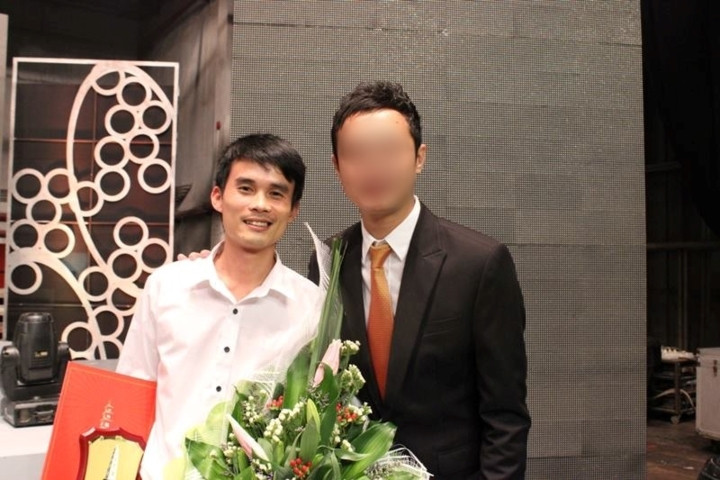 Anh Chu Văn Lương (trái), phóng viên dùng xe máy ngăn cản hai tên cướp.