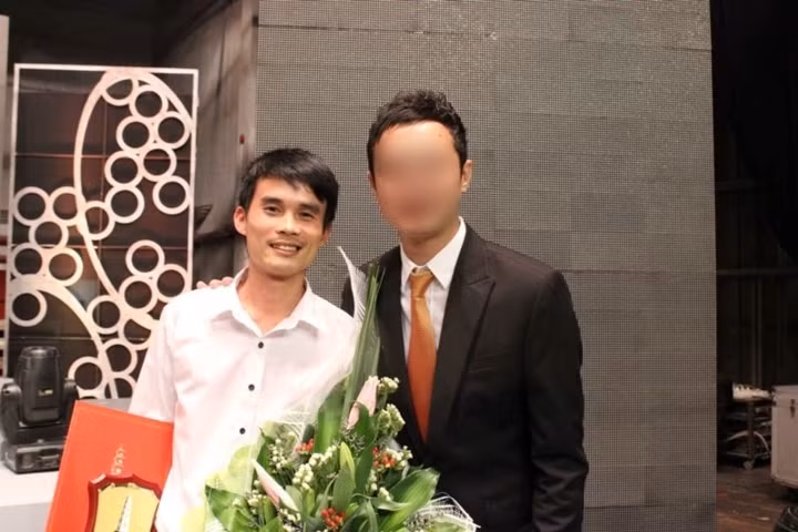 Anh Chu Văn Lương (trái), phóng viên dùng xe máy ngăn cản hai tên cướp.