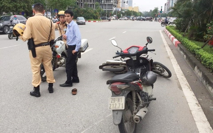 Anh Chu Văn Lương (áo sáng màu) là phóng viên dũng cảm dùng xe máy ngăn cản hai tên cướp. Hậu quả khiến chân của phóng viên Lương bị thương và xe máy của anh bị hư hỏng nặng.