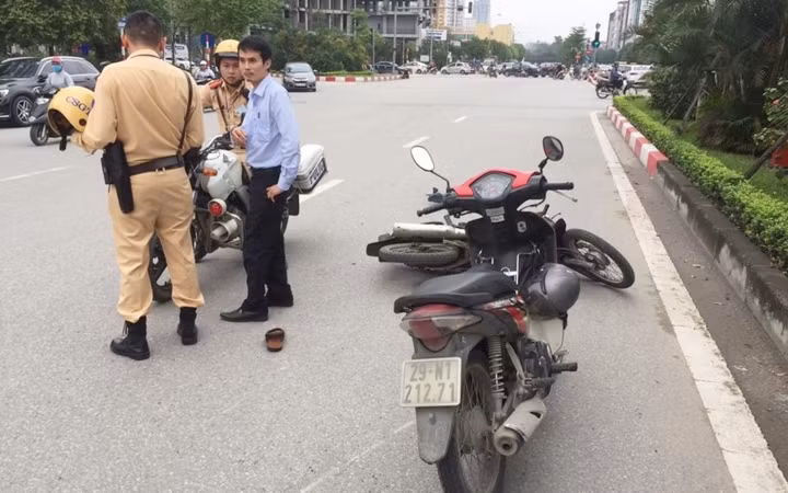 Anh Chu Văn Lương (áo sáng màu) là phóng viên dũng cảm dùng xe máy ngăn cản hai tên cướp. Hậu quả khiến chân của phóng viên Lương bị thương và xe máy của anh bị hư hỏng nặng.