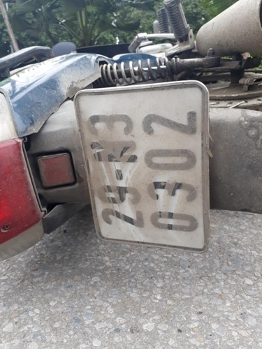 Chiếc xe máy tang vật của vụ việc. Hiện công an phường Yên Hòa đang tạm giữ hình sự một trong hai tên cướp và tìm người bị hại để trả lại tài sản.