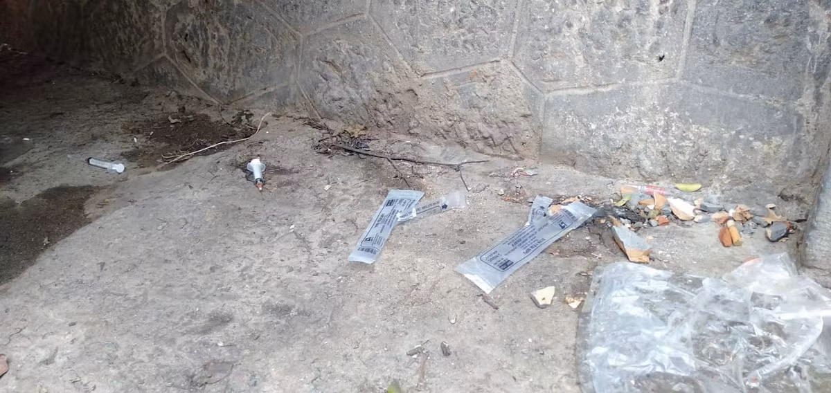 Nhiều du khách ngán ngẩm khi đi qua phố Gầm Cầu đầy bơm kim tiêm.