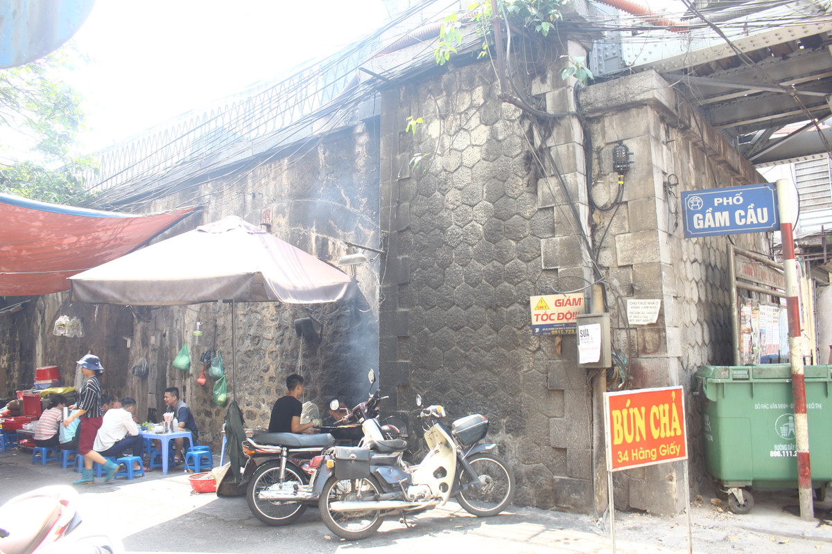 Vòm cầu số 93, phố Gầm Cầu đã được đục thông.