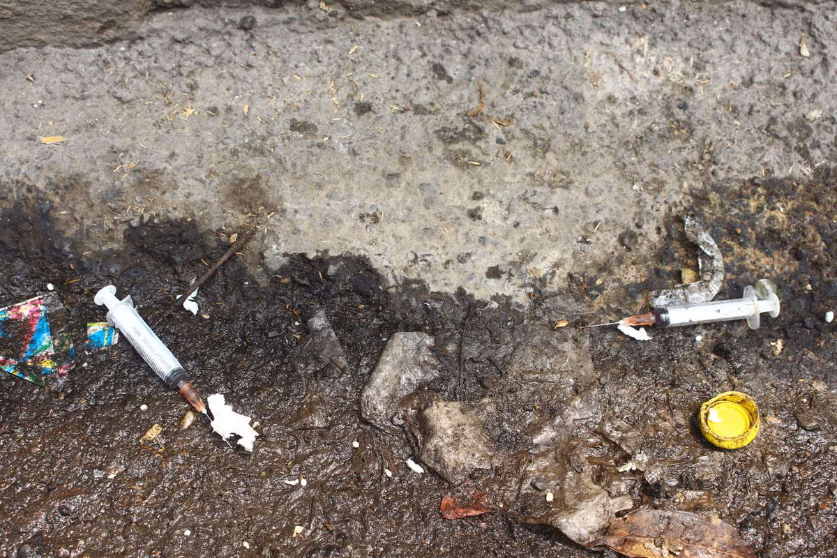 Điều đáng lo ngại là rất nhiều bơm kim tiêm còn dính máu, không đậy nắp bị vứt trên nền đường, tiềm ẩn nguy cơ gây hại cho người đi bộ, khách du lịch. Đặc biệt là trẻ nhỏ khi đi lại, chơi đùa tại đây.
