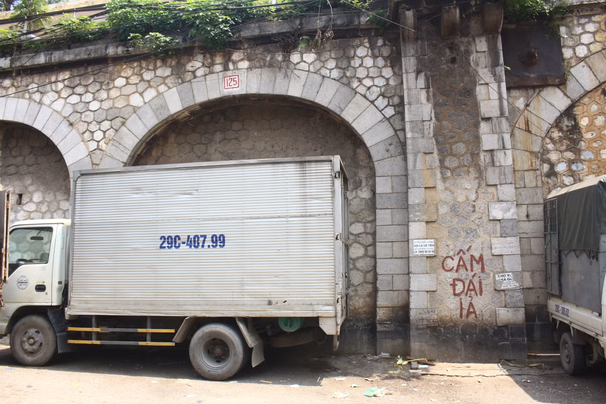 Ngoài bơm kim tiêm, nơi đây cũng thường xuyên xuất hiện tình trạng phóng uế bừa bãi gây mất mỹ quan đô thị, ô nhiễm môi trường.