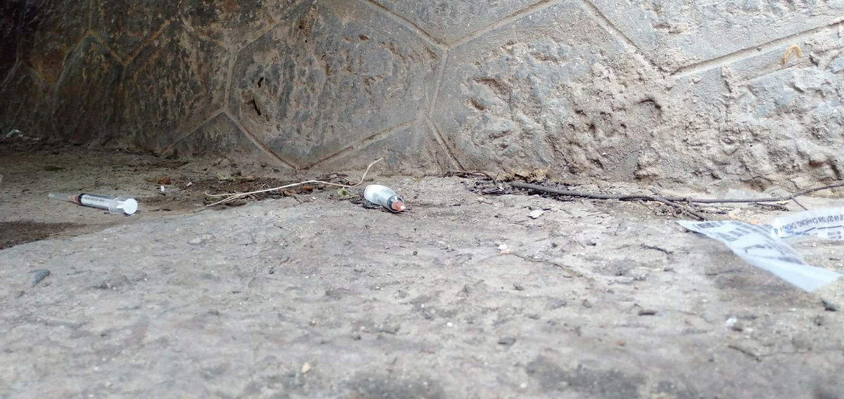 Kim tiêm bị vứt bừa bãi.