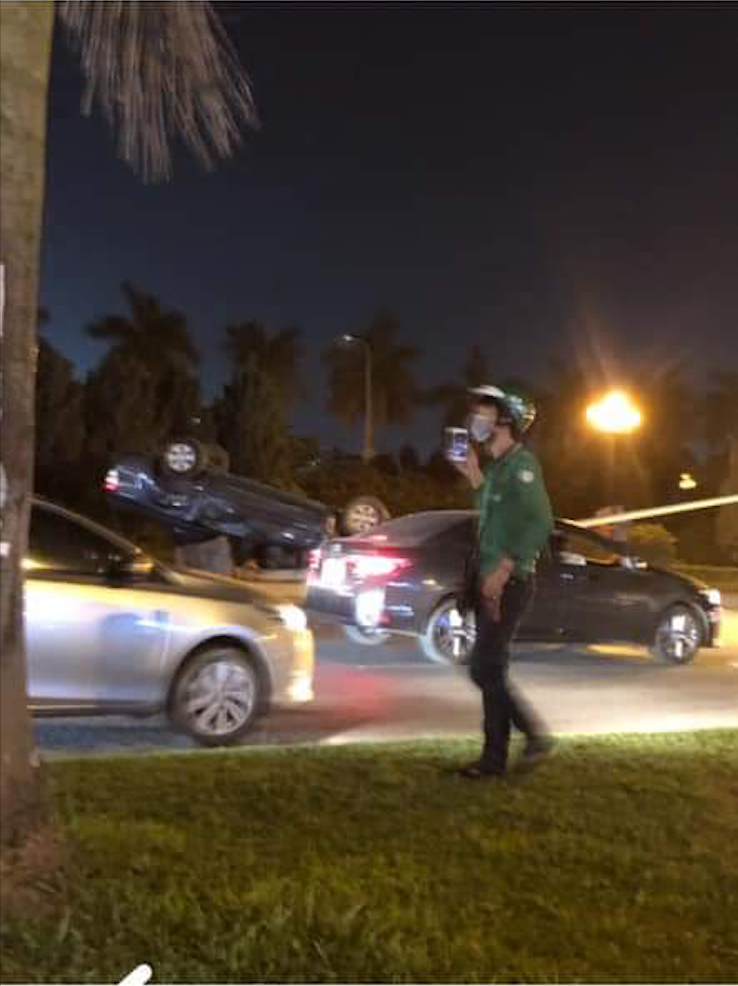 Trên đường Lê Quang Đạo, đêm 22/4 một xe ô tô đâm gãy cột điện, lật ngửa. (Ảnh: FB Thanh Huyền)