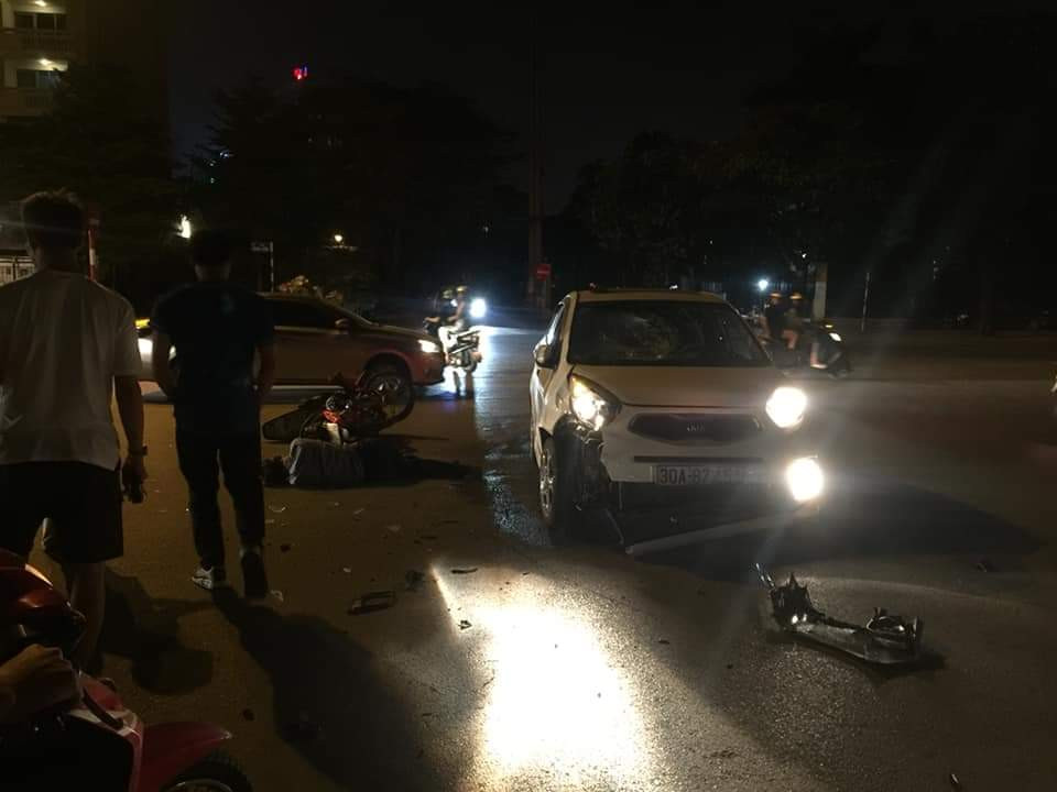 Cũng trong đêm 22/4, tại ngã tư Nguyễn Văn Ngọc - Đào Tấn, một xe máy va chạm với xe ô tô. Rất may vụ tai nạn không xảy ra thương vong. Ảnh: FB Ánh Nguyễn