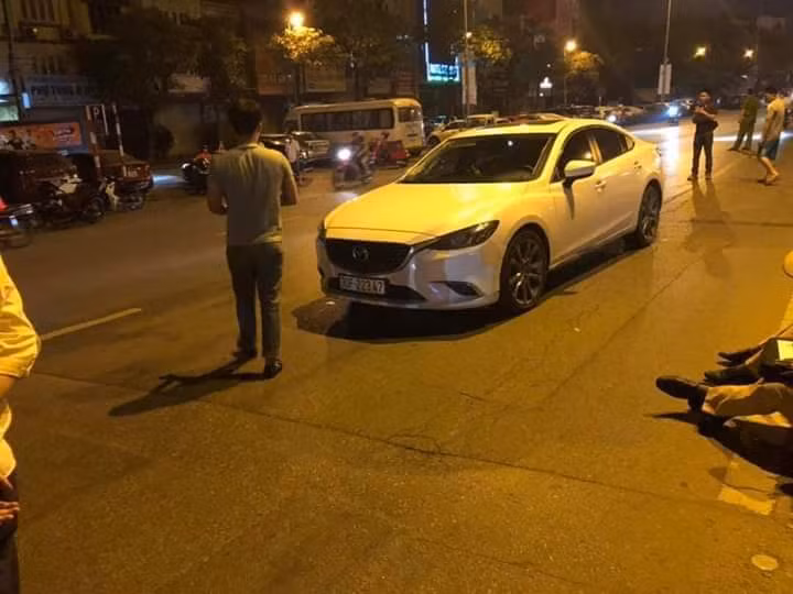 Còn tại đường Trần Khát Chân, đêm 22/4, một xe ô tô đâm xe đạp làm chiếc xe bị văng xa 20m, nạn nhân bị thương. (Ảnh: internet)