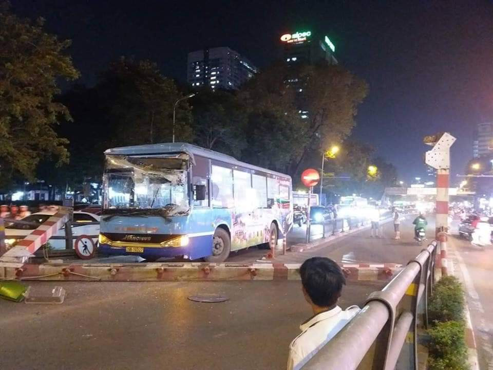 Lúc 19h30 tối ngày 22/4, tại ngã tư Tây Sơn - Thái Hà, xe bus mang BKS 29B - 193.27 chạy từ hướng Tây Sơn lên Nguyễn Lương Bằng đã húc đổ cột giới hạn chiều cao của cầu vượt. Rất may vụ tai nạn này không có thiệt hại về người.