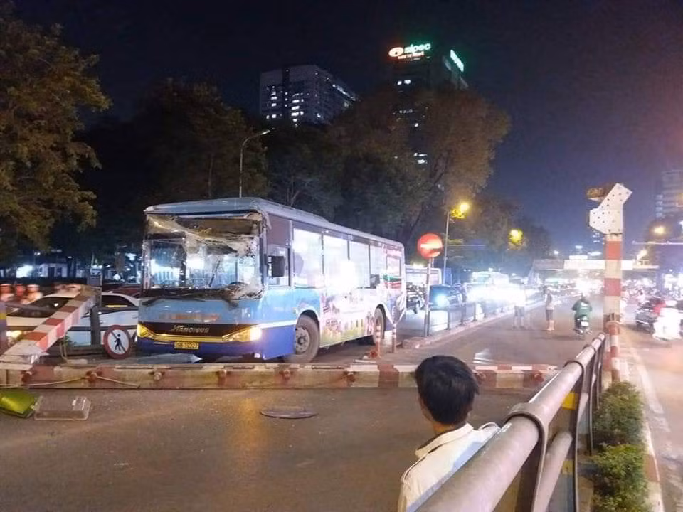 Lúc 19h30 tối ngày 22/4, tại ngã tư Tây Sơn - Thái Hà, xe bus mang BKS 29B - 193.27 chạy từ hướng Tây Sơn lên Nguyễn Lương Bằng đã húc đổ cột giới hạn chiều cao của cầu vượt. Rất may vụ tai nạn này không có thiệt hại về người.