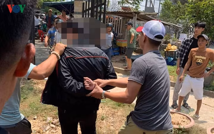 Dien bien moi vu truong thon bi nhom con do ban trong thuong-Hinh-7