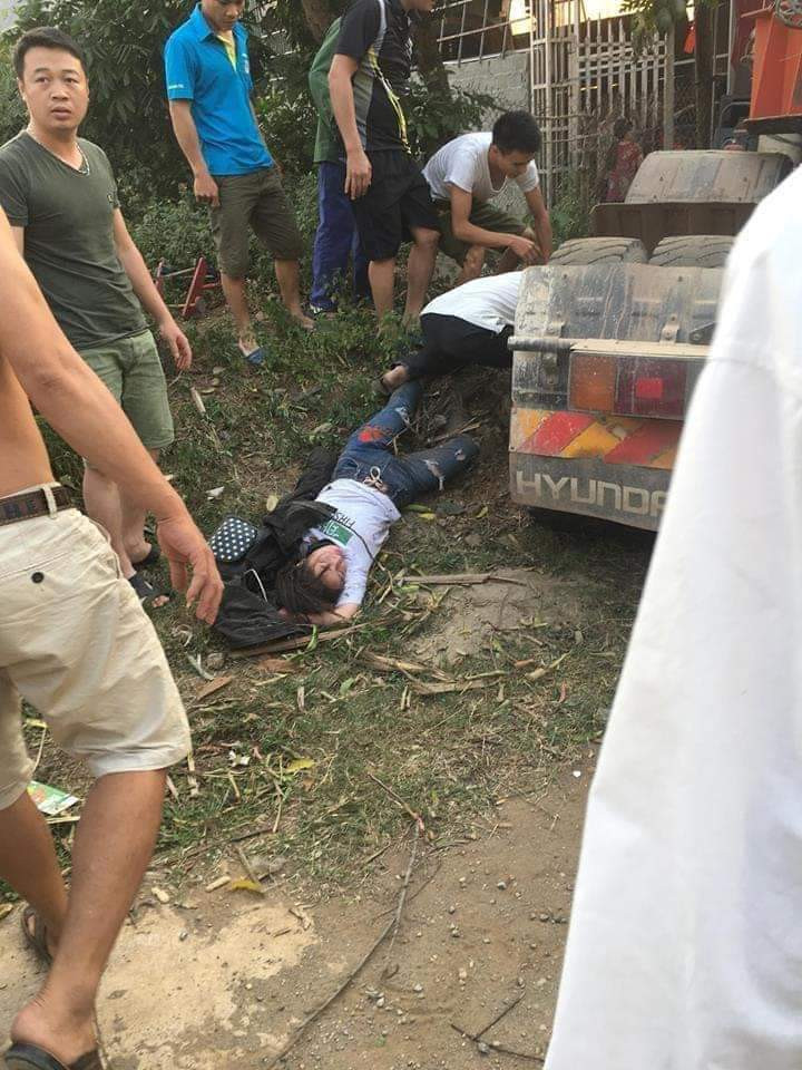 Sơn La: Cô gái bị cuốn vào gầm xe tử vong tại chỗ - Hình 2 Son La: Co gai bi cuon vao gam xe tu vong tai cho-Hinh-2