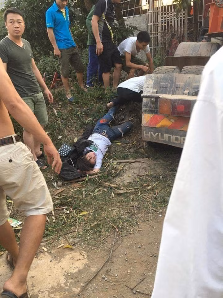 Son La: Co gai bi cuon vao gam xe tu vong tai cho-Hinh-2