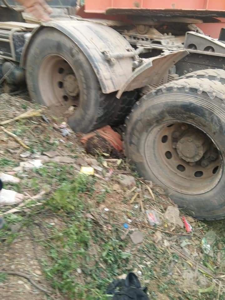 Sơn La: Cô gái bị cuốn vào gầm xe tử vong tại chỗ - Hình 3 Son La: Co gai bi cuon vao gam xe tu vong tai cho-Hinh-3
