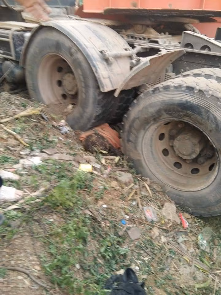 Son La: Co gai bi cuon vao gam xe tu vong tai cho-Hinh-3