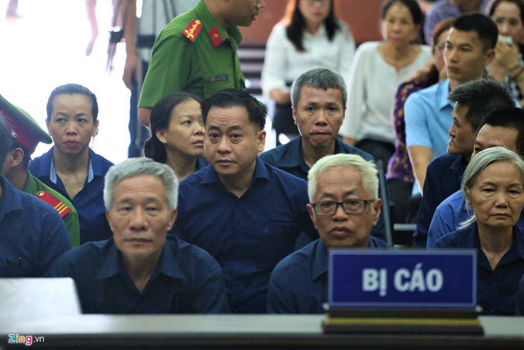 Theo quan sát của phóng viên, Vũ có vẻ mập mạp hơn so với phiên tòa sơ thẩm cách đây 4 tháng.