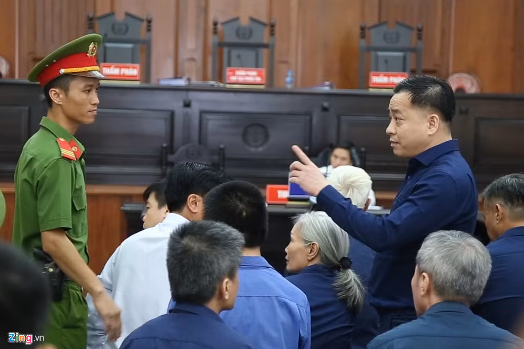 Khi một cán bộ công an tỏ ý ngăn cản Vũ gặp luật sư thì Vũ đứng dậy, chỉ trỏ, lớn tiếng, cho rằng không có luật nào cấm điều đó. Phòng xử án nhốn nháo.