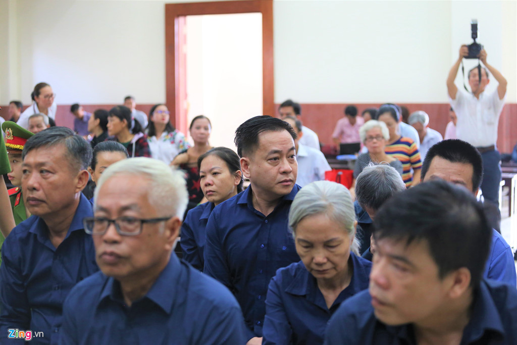 HĐXX sơ thẩm cũng buộc Trần Phương Bình bồi thường cho DAB 27.016 lượng vàng, 1.949 tỷ đồng. Vũ “nhôm” bồi thường 203 tỷ, buộc bị cáo Bình và Vũ liên đới bồi thường 52 tỷ tiền lãi cho DAB.