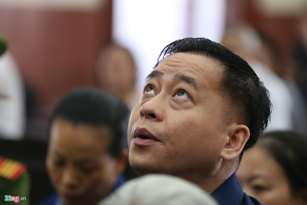 HĐXX thấy nhiều bị cáo, luật sư, người liên quan trong vụ án vắng mặt, không thể đảm bảo việc xét xử. Do đó, TAND Cấp cao tại TP.HCM quyết định hoãn phiên tòa, ngày xét xử mới sẽ được thông báo sau.