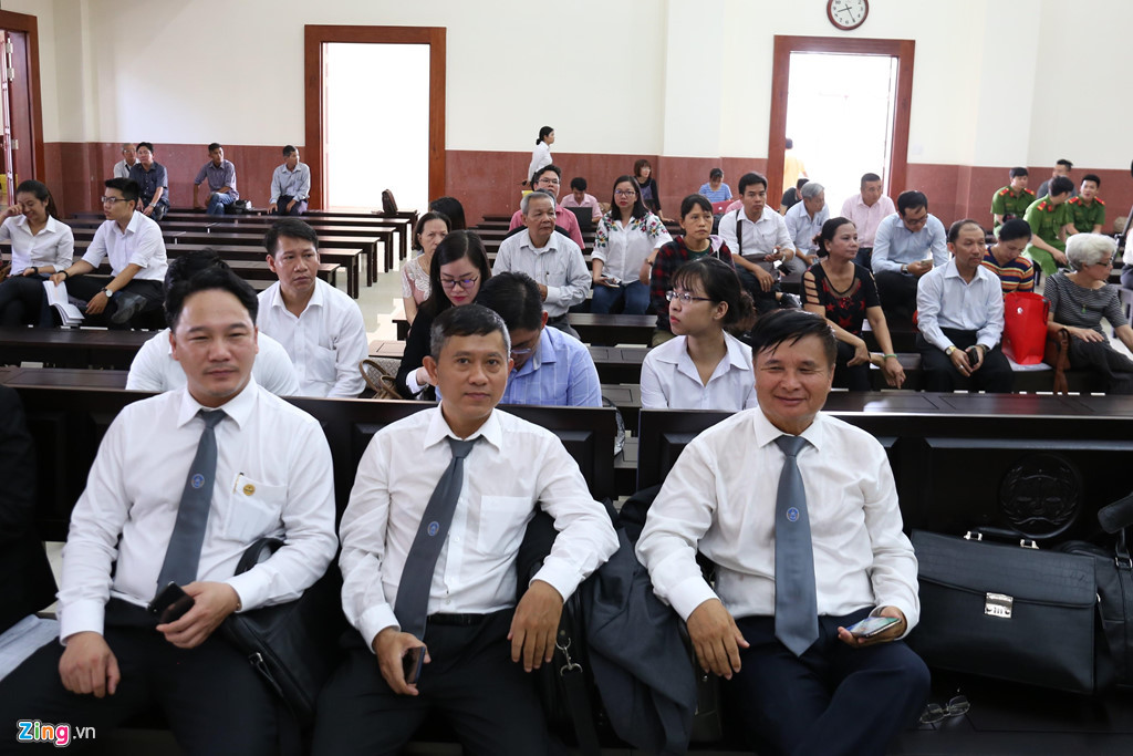 Tòa phúc thẩm triệu tập hơn 320 cá nhân, tổ chức có quyền lợi và nghĩa vụ liên quan đến vụ án, trong đó có đại diện Ngân hàng Nhà nước, Công ty CP Vàng bạc đá quý Phú Nhuận. Theo danh sách, có khoảng 50 luật sư tham gia bào chữa cho các bị cáo ở phiên phúc thẩm lần này.