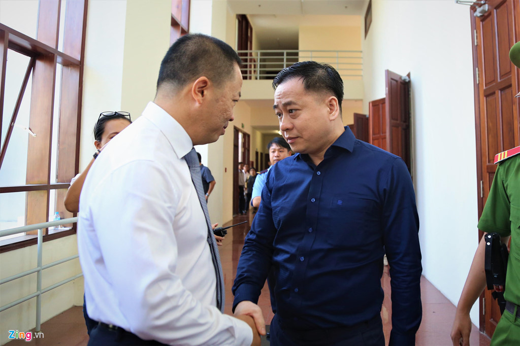 Sáng 22/4, TAND Cấp cao tại TP.HCM đưa Phan Văn Anh Vũ, Trần Phương Bình cùng 17 bị cáo ra xét xử phúc thẩm trong vụ án xảy ra tại Ngân hàng TMCP Đông Á (DAB), khiến ngân hàng này bị thiệt hại hơn 3.608 tỷ đồng.