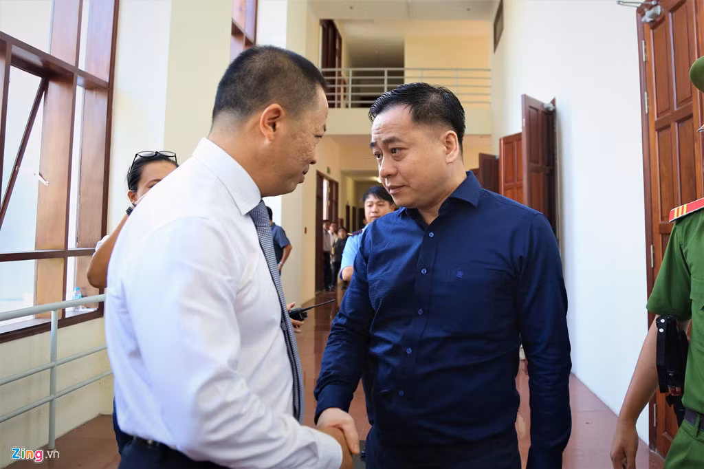 Sáng 22/4, TAND Cấp cao tại TP.HCM đưa Phan Văn Anh Vũ, Trần Phương Bình cùng 17 bị cáo ra xét xử phúc thẩm trong vụ án xảy ra tại Ngân hàng TMCP Đông Á (DAB), khiến ngân hàng này bị thiệt hại hơn 3.608 tỷ đồng.