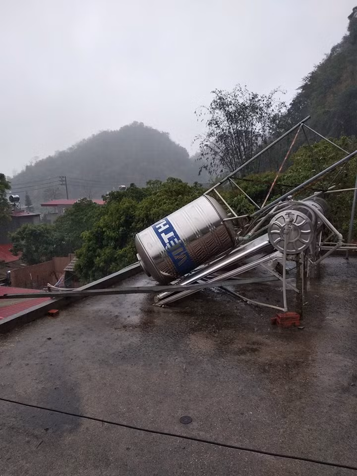 Trận giông lốc, mưa đá làm thiệt hại nhiều tài sản của người dân.