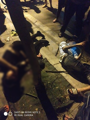 Cũng trong đêm 22/4, tại đường ven hồ Tây, 2 thanh niên đi xe máy hiệu Yamaha Exciter tự đâm vào lan can, 2 người bị thương phải đưa đi bệnh viện cấp cứu.