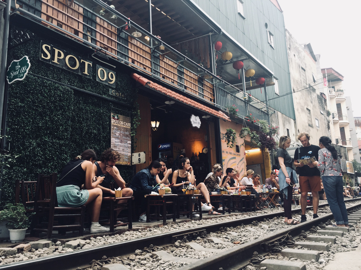 Một chủ quán cà phê cho biết: “Tàu chạy chủ yếu vào cuối tuần, ngày thường từ thứ 2 đến thứ 6 thì 7h tối mới có chuyến tàu đầu tiên, khung giờ tàu chạy qua được in lên tường và mặt sau tờ menu của tất cả các quán. Khi mà tàu gần thì chủ quán sẽ ra nhắc nhở du khách giữ vị trí an toàn”