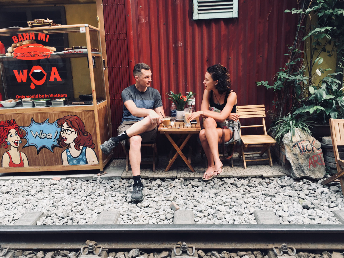 Những sự lộn xộn, thiếu ngăn nắp, quy củ của Hà Nội lại khiến người nước ngoài lạ lẫm, tò mò.