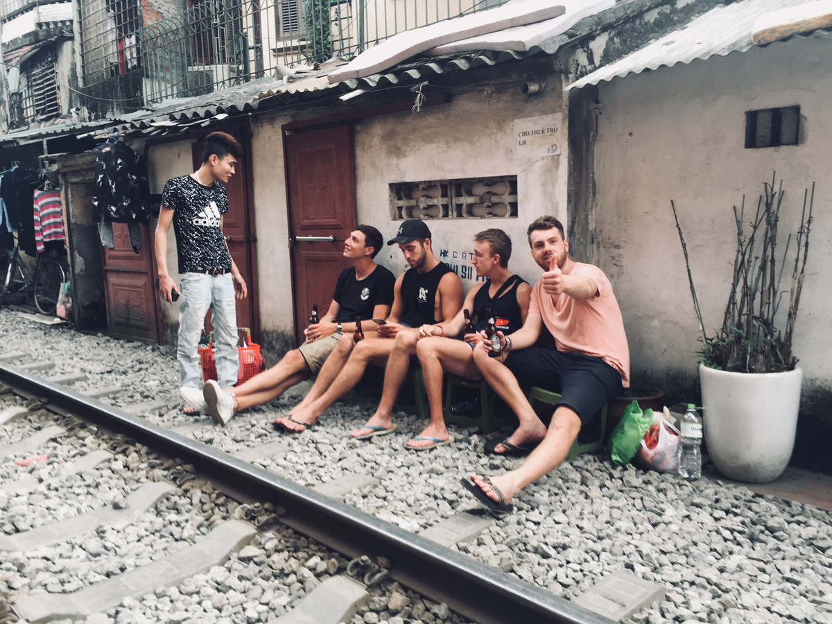 “Uống cafe hoặc thưởng thức 1 chai bia và ngắm tàu hỏa đi qua ở ngay sát đường ray tuy khá nguy hiểm nhưng lại đem đến cảm giác rất mới lạ, tôi rất thích” Daniel – một du khách nước ngoài chia sẻ.