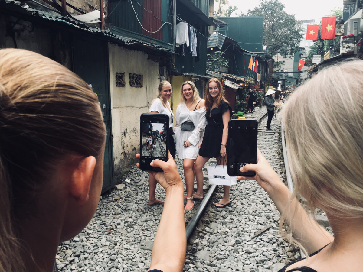 Ở nước ngoài, việc quản lý hành lang an toàn đường sắt rất nghiêm ngặt, chặt chẽ nên nhiều du khách đến Hà Nội tỏ ra bất ngờ và lạ lẫm với những quán cà phê mọc ngay sát đường tàu, thách thức thần chết.